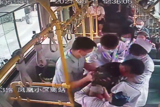 兩起愛(ài)心救助公交車(chē)內(nèi)突發(fā)疾病乘客的感人事跡，